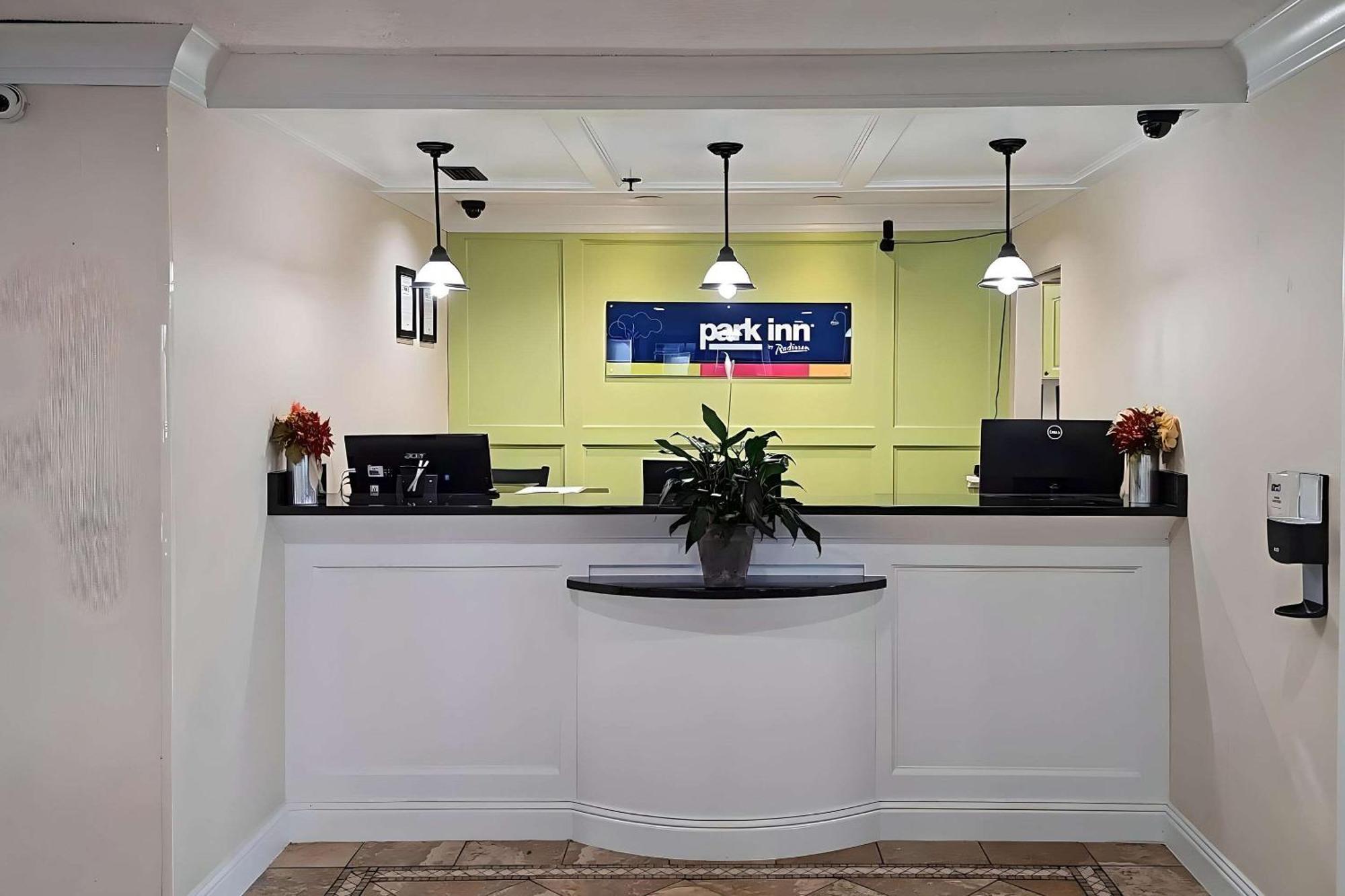 Park Inn By Radisson Гроув Сити Екстериор снимка